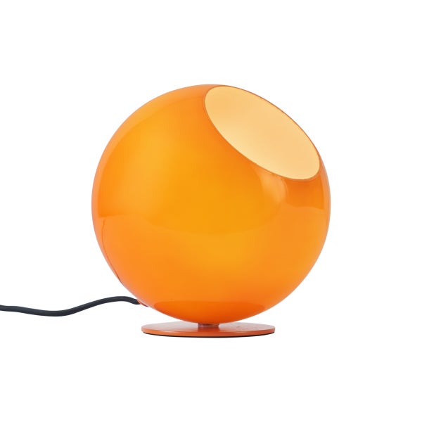 Kugelförmige Tischlampe in Orange mit schräger Öffnung und flachem Standfuß.
