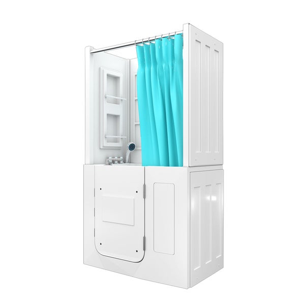 Barrierefreie weiße Sitzbadewanne mit Tür, integrierten Ablagen, türkisem Duschvorhang und Handbrause für seniorengerechtes Baden.