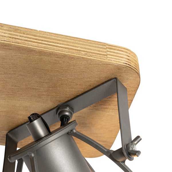 Detailansicht einer Deckenleuchte mit Holzplatte und Metallhalterung