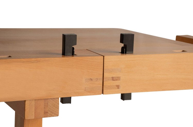 Detailaufnahme einer Hobelbank mit Spannstöcken