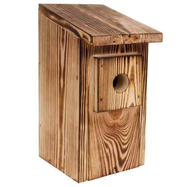 Nistkasten aus geflammtem Holz mit schrägem Dach und rundem Einflugloch.