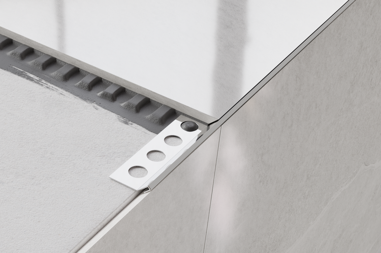 Detailaufnahme einer Fliesenschiene an einer Wand