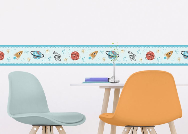 Selbstklebende Tapetenbordüre mit Weltraum-Motiv, Raketen, Planeten und Sternen in einem hellen Zimmer mit Tisch und Stühlen.
