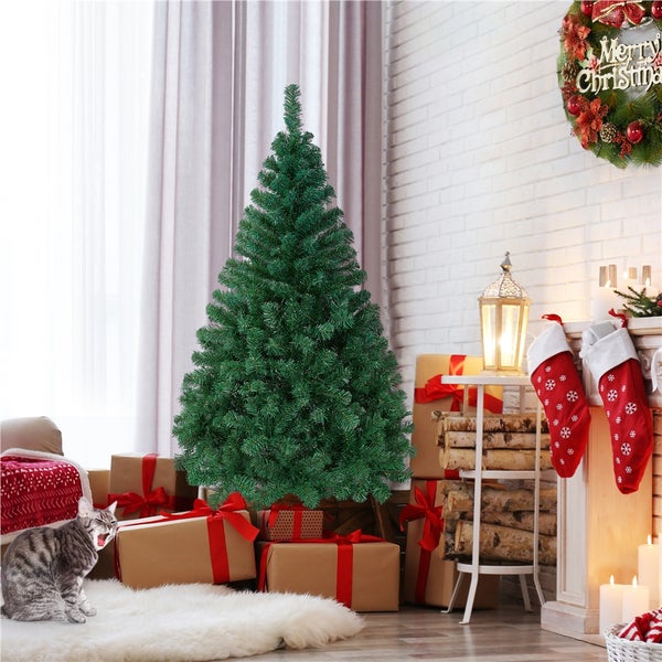 Dekorierter Weihnachtsbaum mit Geschenken, Kamin und Katze im Wohnzimmer