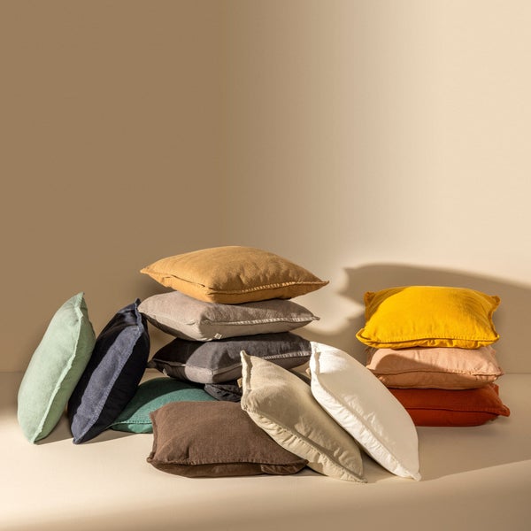 Stapel aus verschiedenen Dekokissen