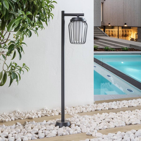 Außenleuchte im Gartenbereich mit Pool