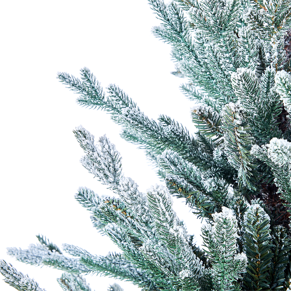 Detailansicht von künstlichen Tannenzweigen mit künstlichem Schnee.
