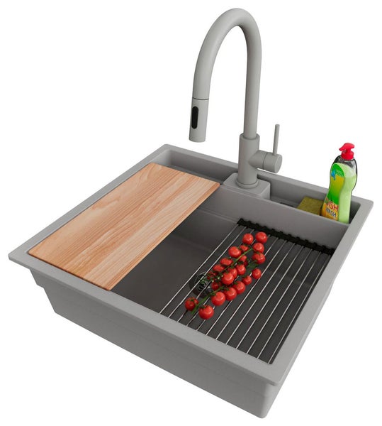 Spüle mit Armatur, Schneidebrett, Abtropfgitter, Spülmittel und Tomaten