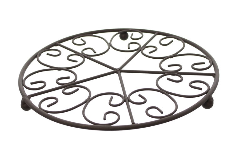 Drei dekorative, runde Untersetzer aus Metall mit verschiedenen Mustern