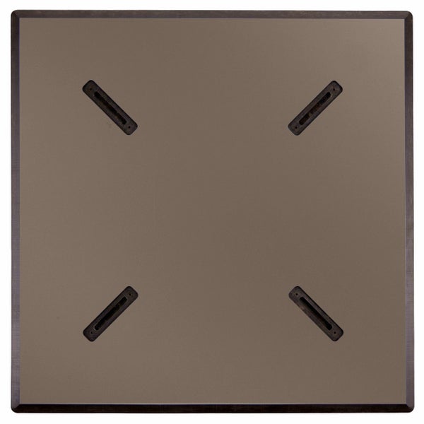 Quadratische Terrassenplatte mit vier diagonalen Aussparungen für Stelzlager.