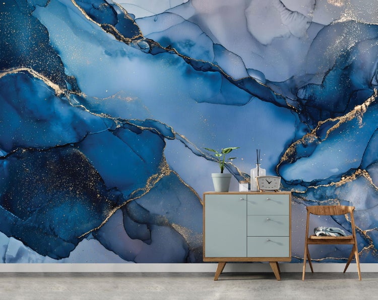 Wandbild mit abstraktem, blauem Marmormuster und goldfarbenen Akzenten im Wohnzimmer.