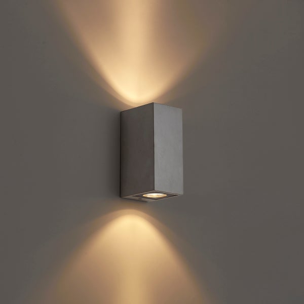 Moderne Wandleuchte aus Beton in rechteckiger Form mit Up and Down Lichtkegel zur indirekten Beleuchtung.