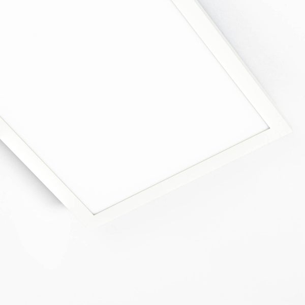 Quadratisches LED-Panel mit weißem Rahmen zur Deckenmontage.