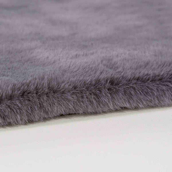 Detailansicht eines Teppichs mit hohem Flor