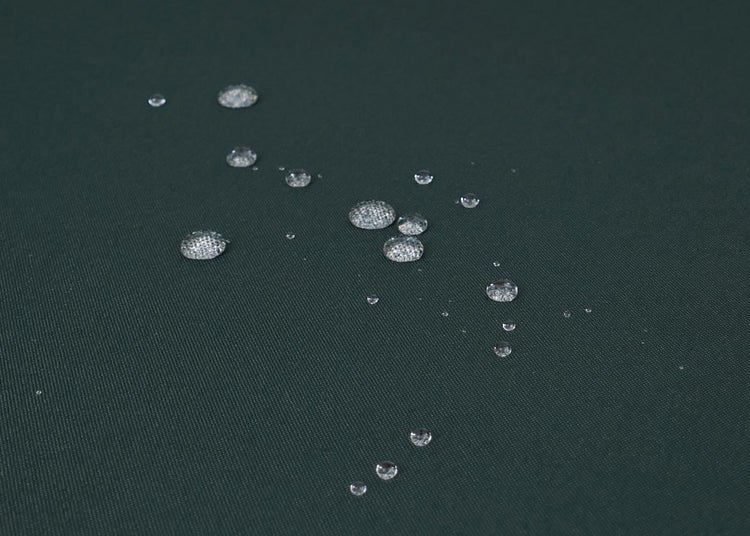 Nahaufnahme von Wassertropfen auf einem wasserabweisenden Stoff.