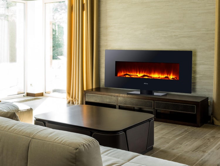 Wohnzimmer mit Sofa, Tisch und elektrischem Kamin an der Wand.