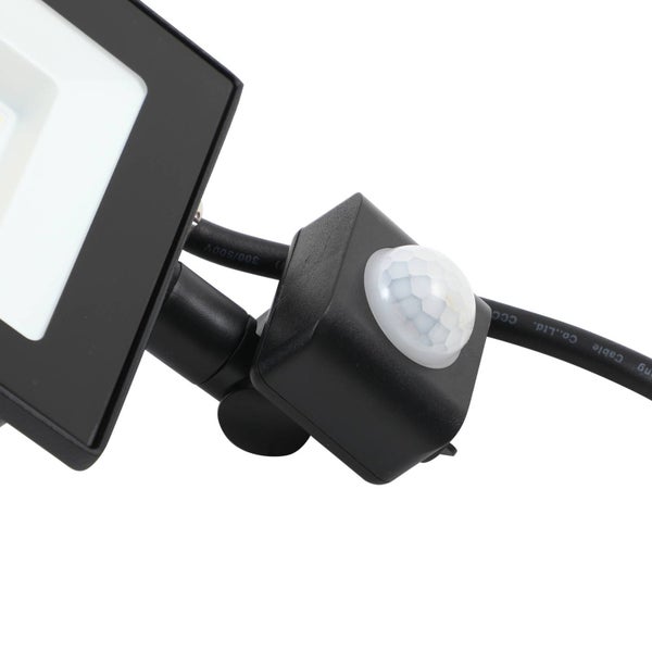 Detailaufnahme eines schwarzen LED-Strahlers mit integriertem Bewegungsmelder und Anschlusskabel.