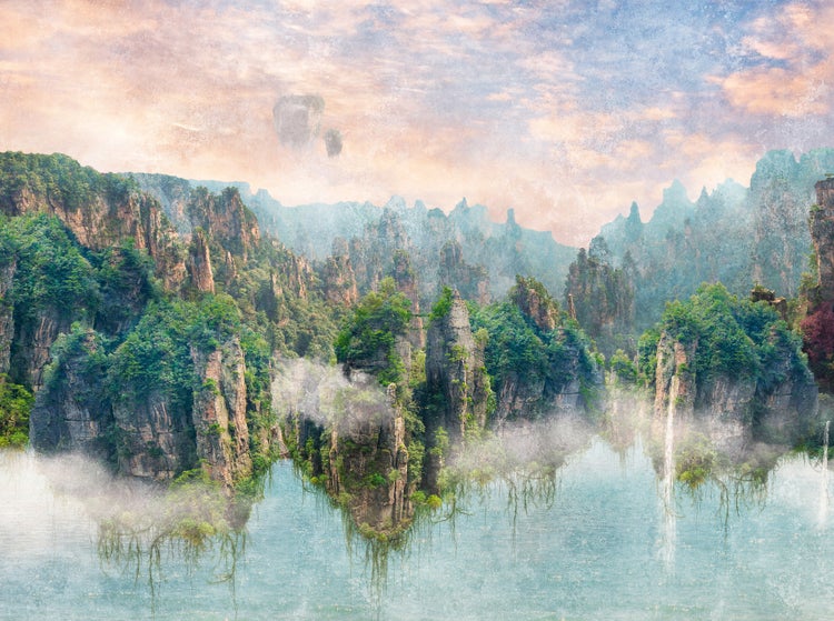 Fototapete mit einer mystischen Gebirgslandschaft, schwebenden Felsen, Wasserfällen und üppiger Vegetation über einer Wasserfläche.