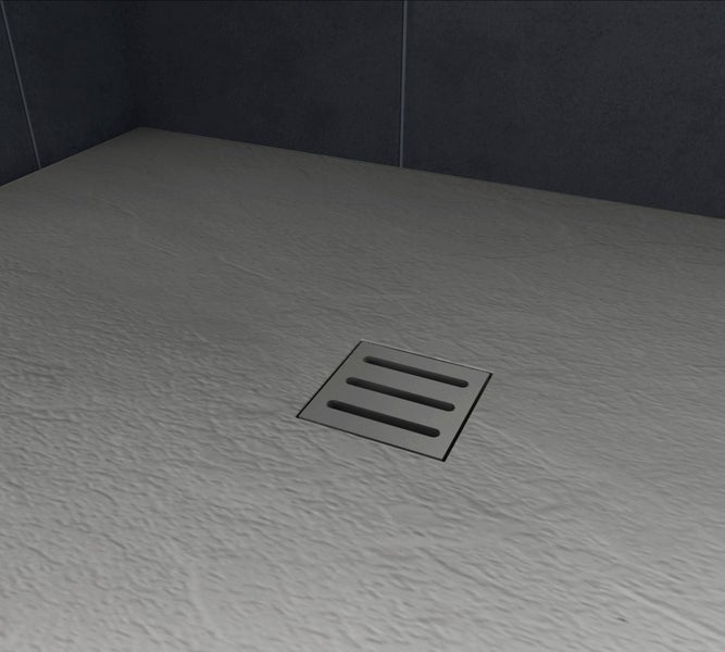 Quadratischer Duschablauf aus Metall mit drei Schlitzen