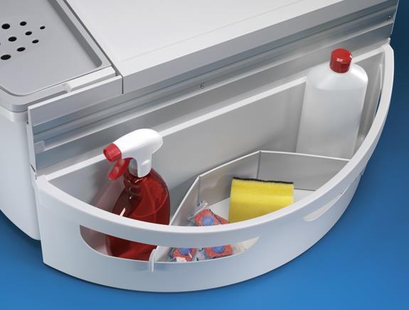 Ausziehbares Utensiliendepot für Reinigungsmittel mit Fächern für Sprühflaschen und Schwämme.