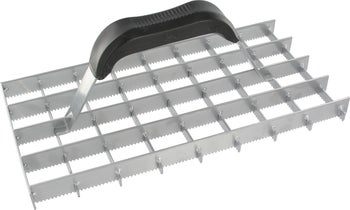 Gitterrabot aus Metall mit schwarzem Kunststoffgriff und gezahnten Lamellen.