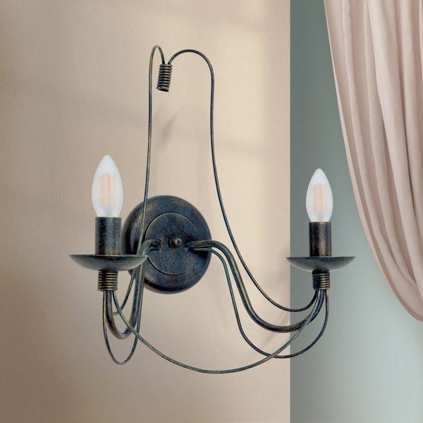 Rustikale zweiflammige Wandleuchte aus Metall in geschwungenem Design für stimmungsvolle Innenbeleuchtung.