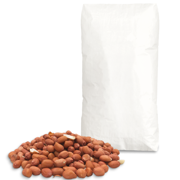 Erdnusskerne mit Haut vor einem Sack