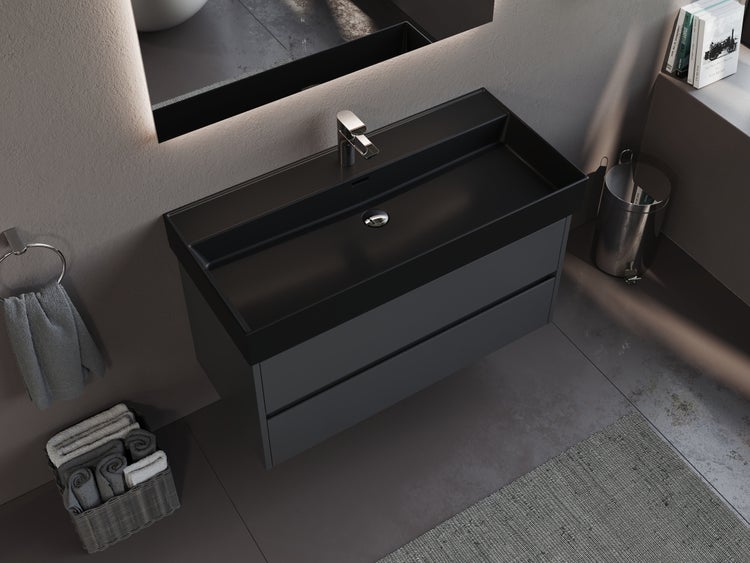 Badezimmer mit Unterschrank, Waschbecken und Armatur.