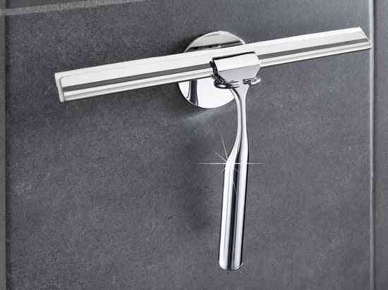 Duschabzieher aus Metall mit Wandhalterung