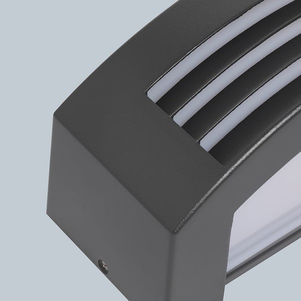 Nahaufnahme einer dunkelgrauen Außenwandleuchte mit horizontalen Lichtschlitzen und weißen Diffusoren.