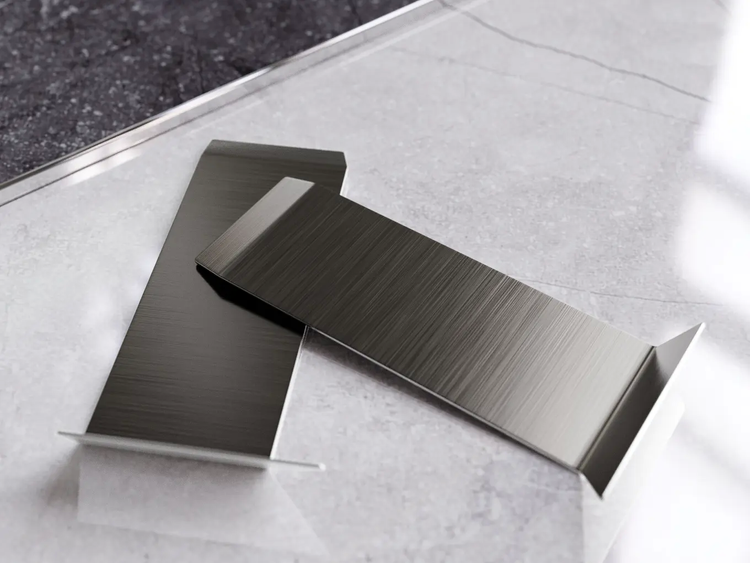 Zwei silberfarbene Fliesenschienen aus Metall