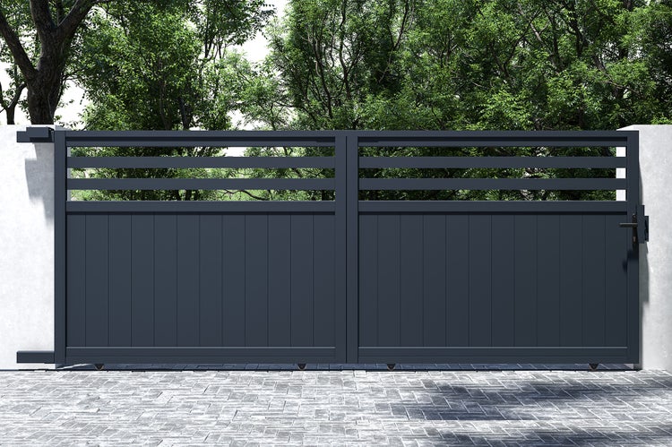 Modernes zweiflügeliges Einfahrtstor aus Metall mit horizontaler Lamellenoptik im oberen Bereich vor einer Gartenkulisse.