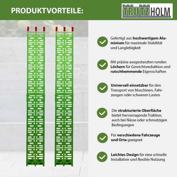 Zwei grüne Aluminium-Auffahrrampen mit Löchern für Gewichtsreduktion und rutschhemmende Eigenschaften.