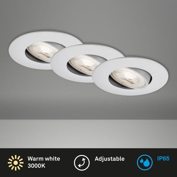Drei Deckeneinbaustrahler mit warmweissem Licht und Schutzart IP65