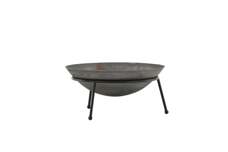 Runde Feuerschale aus Stahl auf einem schwarzen dreibeinigen Untergestell für den Garten.