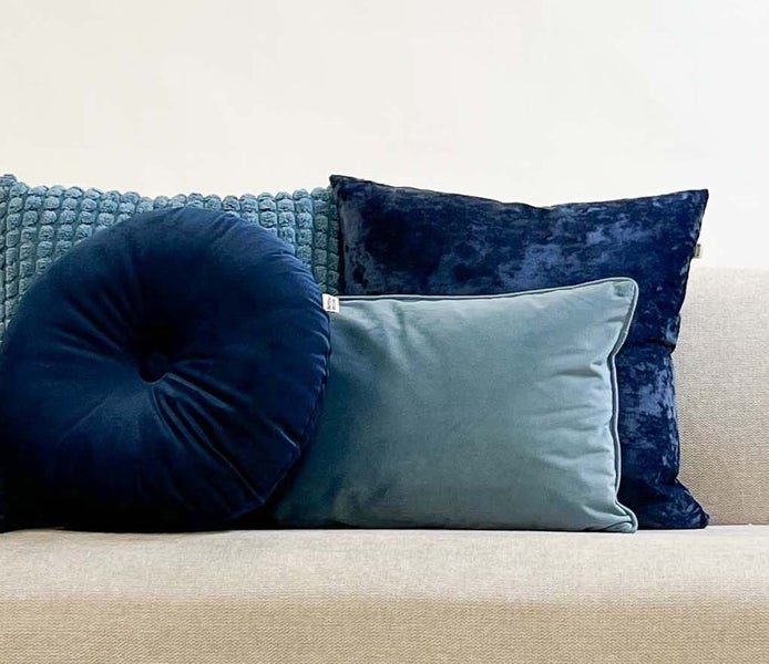 OLLY - Dekokissen Samt Insignia Blue 40 cm