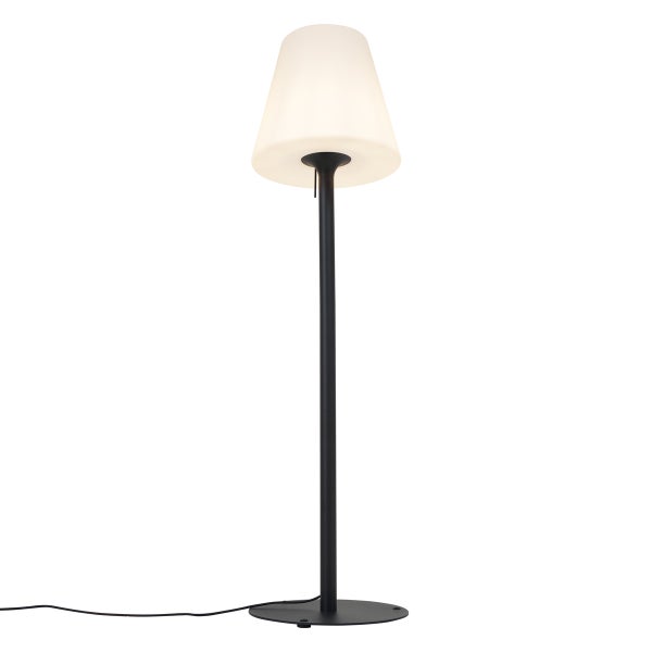 Moderne Stehleuchte mit schwarzem Metallständer, rundem Standfuß und weißem, kegelförmigem Lampenschirm.