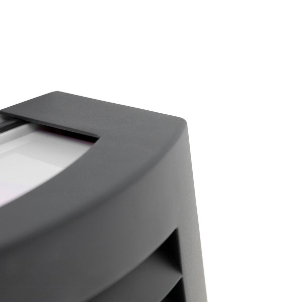 Detailaufnahme einer modernen Außenleuchte in Anthrazit mit weißem Kunststoffglas und Lamellen.