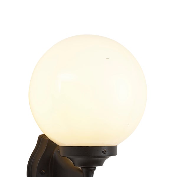 Außenwandleuchte mit weißem Kugelschirm aus Glas und schwarzer Halterung.