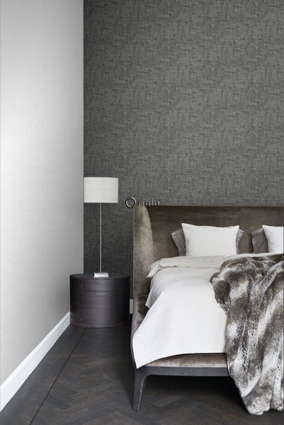 Schlafzimmer mit gemusterter Tapete, Bett und Nachttischlampe