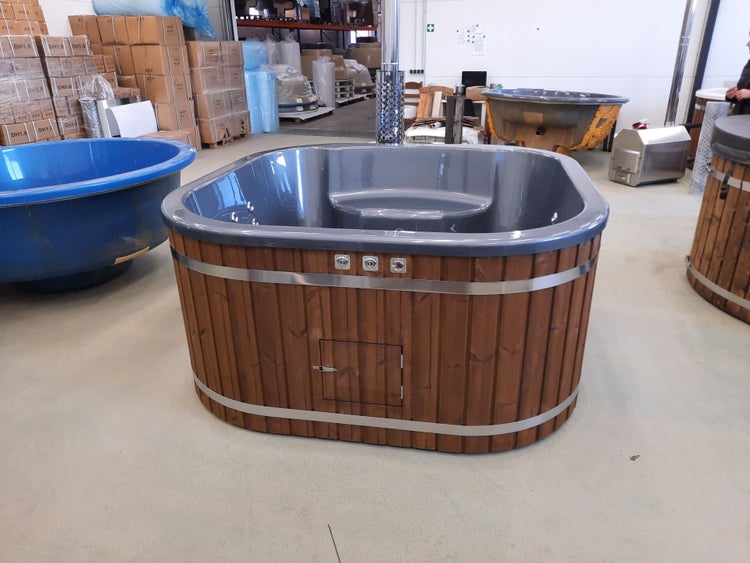 Holzbadewanne mit Edelstahldetails für den Außenbereich