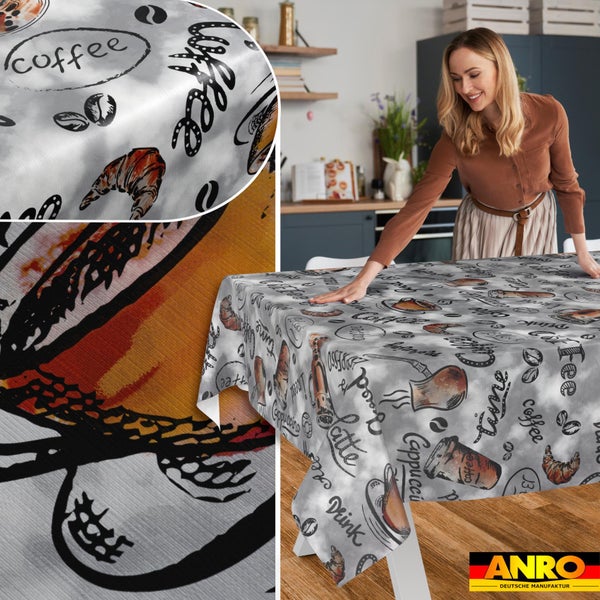 Abwaschbare Wachstuch-Tischdecke mit Kaffee-Motiven auf einem Küchentisch, mit Detailansichten der Materialstruktur. ANRO Logo.