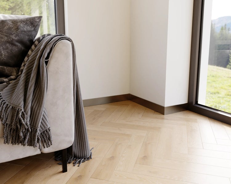 Raumansicht mit Sockelleisten, Spiegel und Holzboden