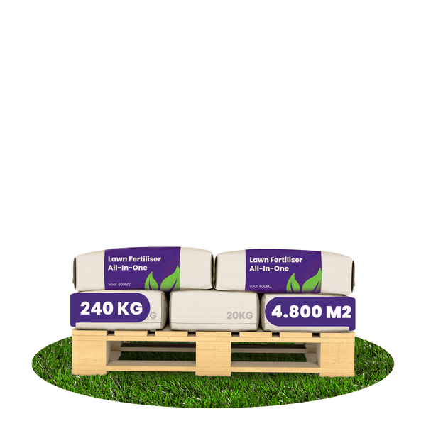 Eine Holzpalette mit mehreren Säcken Rasendünger All-in-One, insgesamt 240 Kilogramm für 4800 Quadratmeter Rasenfläche.