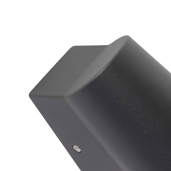 Detailaufnahme eines Gehäuses einer Wandleuchte aus dunklem Metall mit einer sichtbaren Schraube.