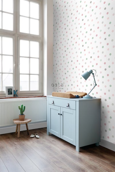 Helles Zimmer mit gepunkteter Tapete, Wickelkommode, Lampe und Dekoration