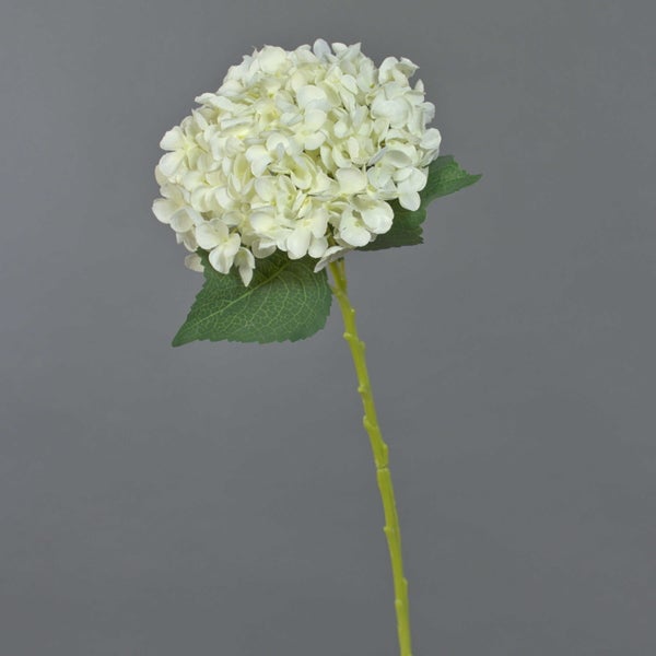 Künstliche Hortensie, cremefarbene Blüten aus Textilmaterial.