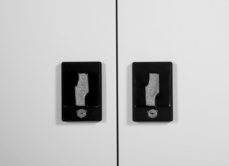 Schrankgriff mit integriertem Schloss für Flügeltürenschränke, schwarz mit silbernem Griffelement aus Metall.