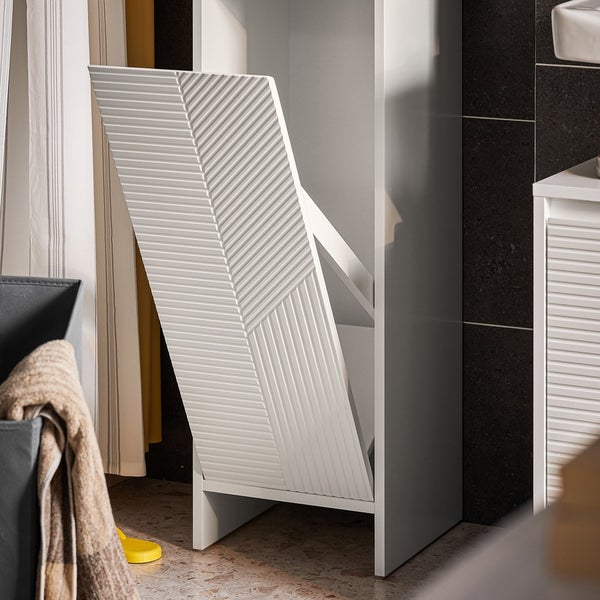 Offener weißer Schuhschrank mit strukturiertem Design