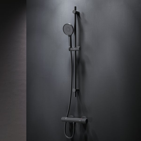 Duschsystem mit Duschstange, Handbrause und Thermostatarmatur an einer Wand montiert